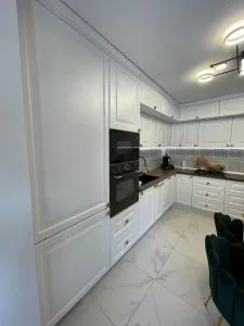 bucătărie la comandă cu fronturi albe mat și blat gri antracit